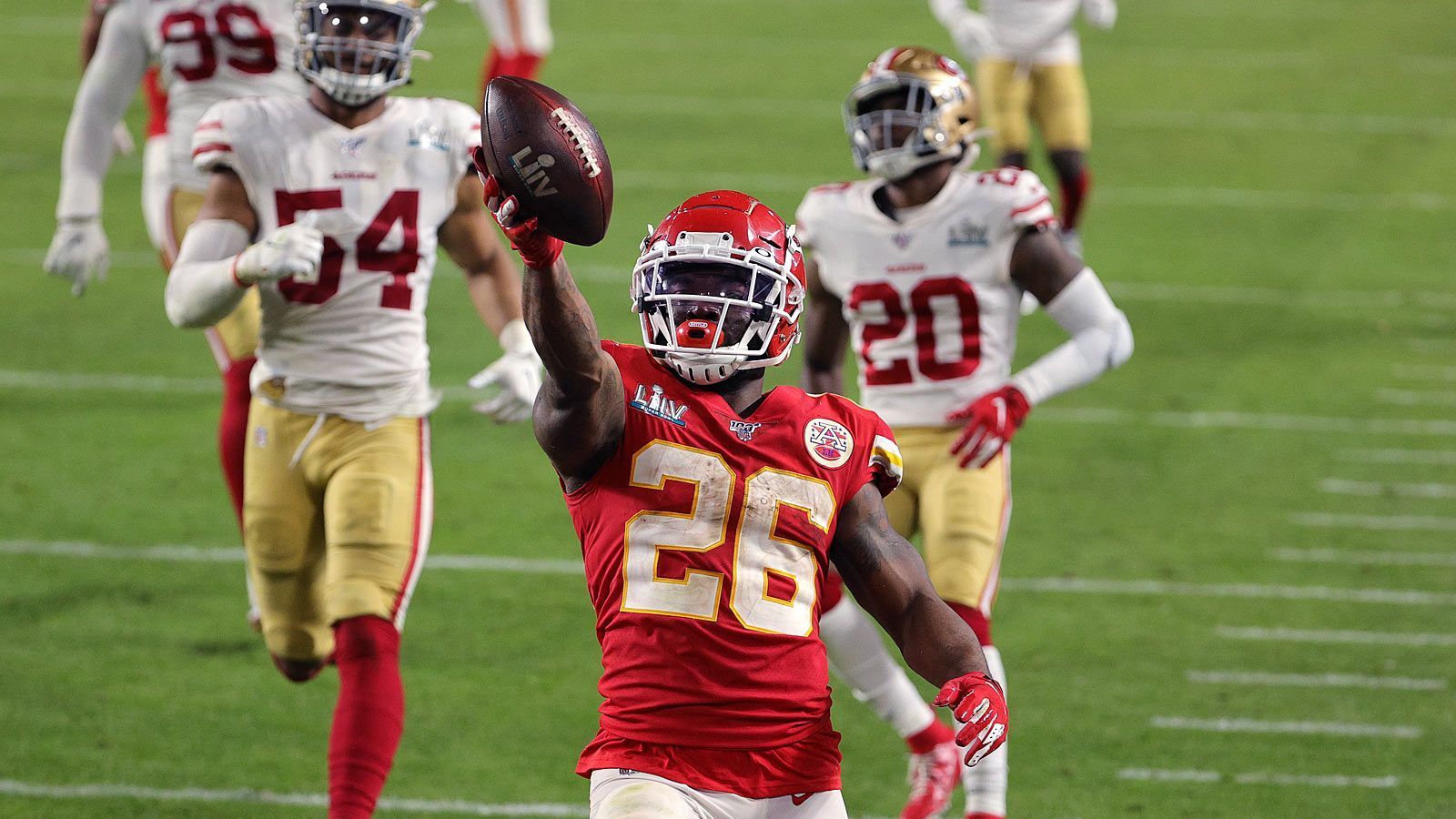 
                <strong>Super-Bowl-Sieger: So feiern die Kansas City Chiefs!</strong><br>
                Die entscheidende Szene: Chiefs-Running-Back Damien Williams trägt den Ball zum 31:20-Endstand in die Endzone.
              