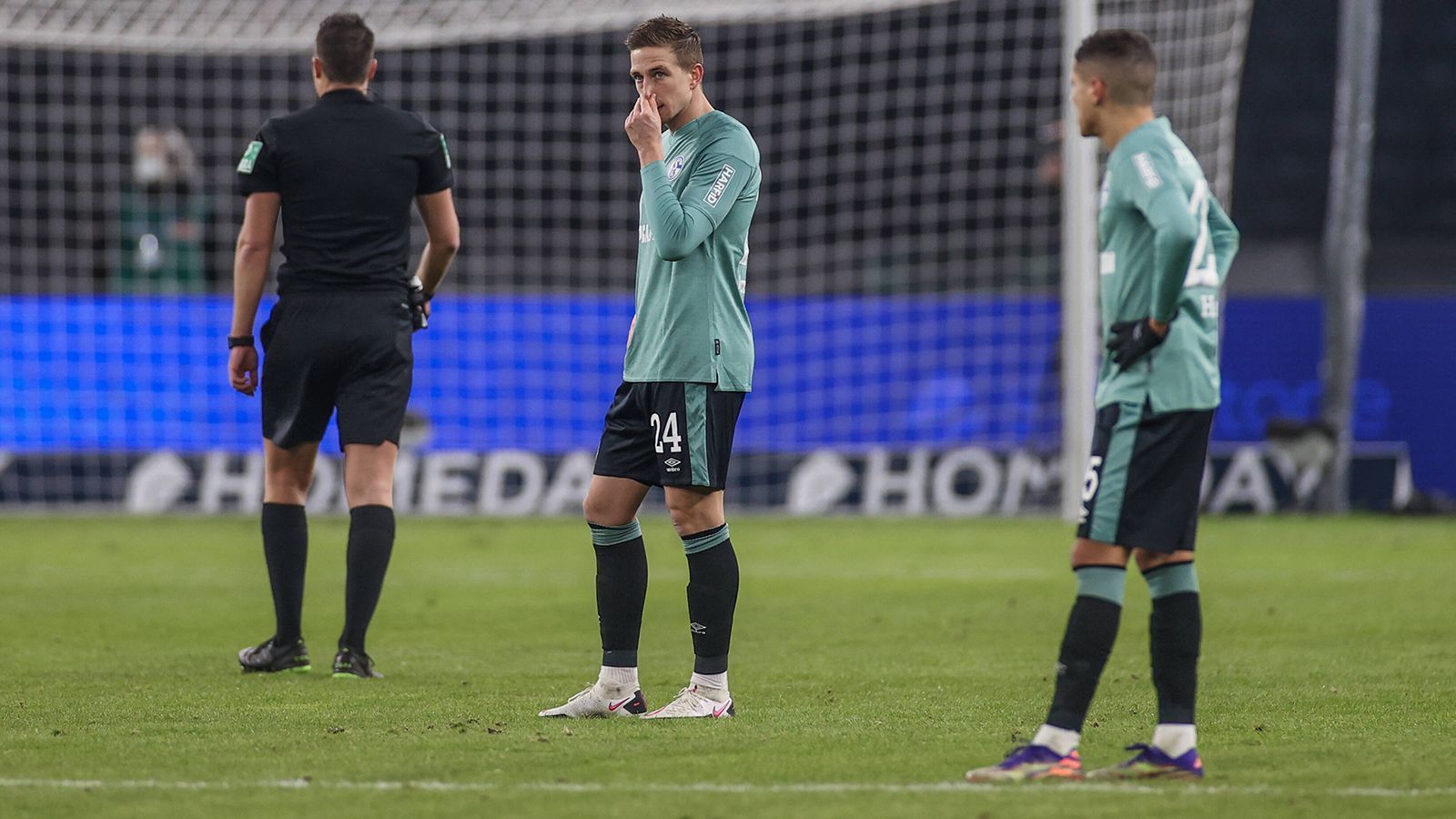 
                <strong>Das 0:2 zeigt Wirkung</strong><br>
                Doch auch mit den frischen Kräften kam keine wirkliche Aufbruchstimmung bei den Schalkern auf. Die Berliner durften kombinieren und immer wieder mit Tempo in Richtung Fährmann gehen, während die Angriffsversuche der Königsblauen genau das blieben: Versuche.
              