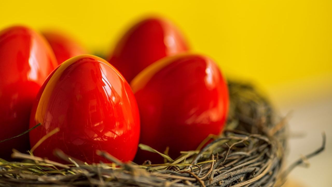 In Bulgarien wird das erste Ei immer rot gefärbt. Die Farbe ist ein Symbol für das Blut Jesu. Dann wird ein Kreuz auf die Stirn gemalt, was Glück bringen soll.