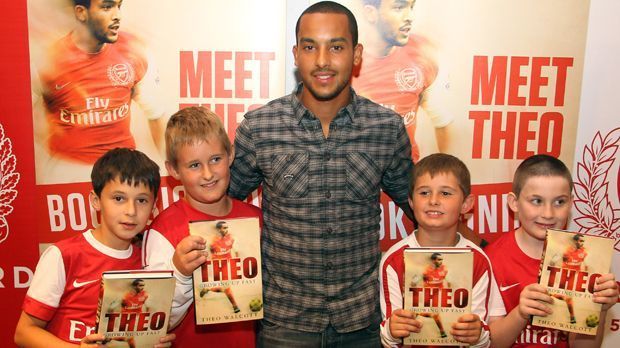 
                <strong>Theo Walcott (Kinderbuchautor)</strong><br>
                Theo Walcott (Kinderbuchautor): Mit mehreren Büchern konnte der Arsenal-Star schon viele Kinder begeistern. Seine Geschichten erzählen von den Abenteuern des fiktiven Fußballers T.J.. Mittlerweile gibt es vier Ausgaben.
              