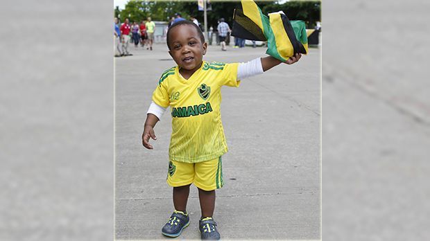 
                <strong>Kleiner Jamaika-Fan</strong><br>
                Fußball-Fan kann man nie früh genug sein - das beweist dieser kleine Jamaika-Anhänger.
              