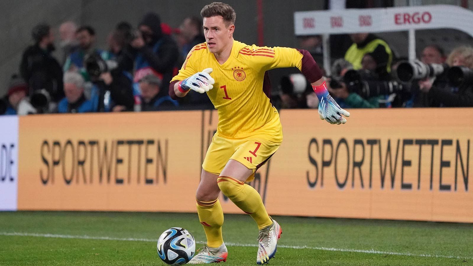 
                <strong>Marc-Andre ter Stegen (FC Barcelona)</strong><br>
                Diesmal sofort involviert. Fängt eine Flanke in Minute zwei ab und muss wenig später gleich zwei Mal hinter sich greifen. An beiden Gegentoren aber schuldlos, weil Carrasco und Lukaku jeweils völlig frei vor ihm auftauchen. Im Glück, als ein Kopfball nur die Latte trifft und ein Lukebakio-Abschluss am Tor vorbei rollt. Danach vermehrt am Boden gefordert. Starker 70-Meter-Pass in den Lauf von Wolf. Gegen De Bruynes Treffer dann ohne Chance. ran-Note: 3
              