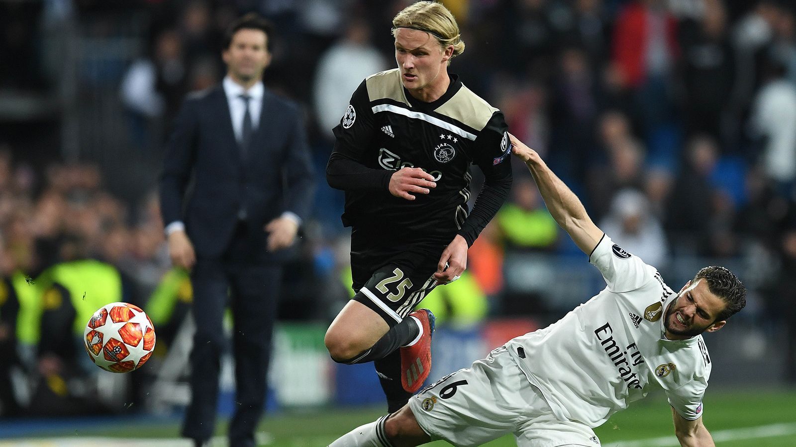 
                <strong>Kasper Dolberg (Ajax Amsterdam)</strong><br>
                Neben de Ligt und de Jong hat Ajax Amsterdam auch noch in der Offensive ein blutjunges Juwel. Der 21 Jahre alte Däne Kasper Dolberg macht in der niederländischen Hauptstadt gerade den Schritt vom Talent zum Leistungsträger, ist dabei aber noch nicht ganz so weit wie de Jong und de Ligt. Obwohl der Nationalspieler in allen acht bisherigen Königsklassen-Spielen der Saison 2018/19 ran durfte, kam er insgesamt nur auf 230 Einsatz-Minuteen. Er ist eben vorwiegend als Joker gefragt - wahrscheinlich auch im Viertelfinale gegen Juventus Turin. Zumindest in der Eredivisie klappt es aber mit regelmäßigen Dolberg-Treffern. Bei 21 Liga-Einsätzen konnte der Däne immerhin schon zehn Tore für sich und den Tabellenführer der Eredivisie verbuchen. 
              