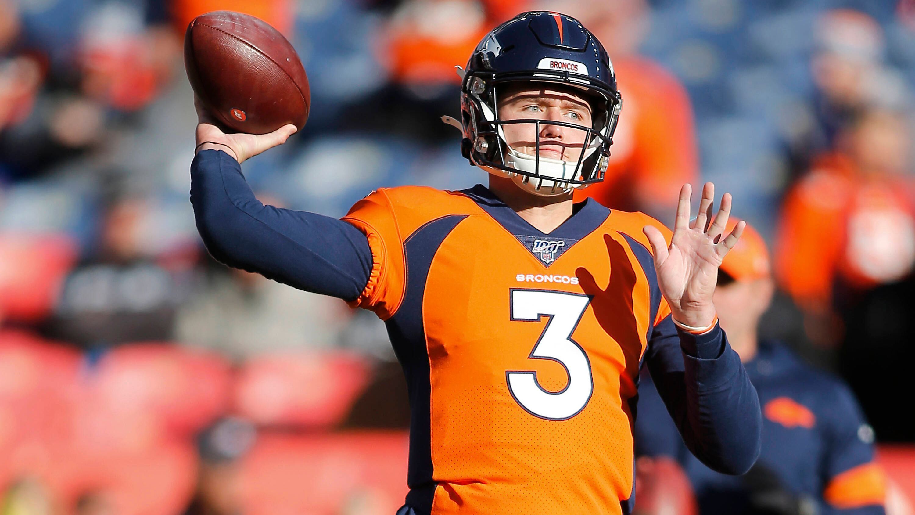 
                <strong>Denver Broncos: Wide Receiver</strong><br>
                Drew Lock (Bild), der in seiner zweiten Saison nun als unangefochtener Starting Quarterback seine Chance ergreifen darf, beschrieb es nach dem Draft passend: "Ich würde sagen, Drew Lock ist der Gewinner des Drafts". Und dies kann man weitestgehend auch so bestätigen. Die beiden ersten Picks wurden in Passempfänger investiert. Mit Wideout Jerry Jeudy hat die Franchise ihren absoluten Wunschspieler bekommen, der einen hervorragenden Gegenpart zu Courtland Sutton abgeben wird. In Person von KJ Hamler bekam man zudem einen flinken Speedster für den Slot, der perfekt ins Profil passt und die Passing Offense noch unberechenbarer macht. Und Viertrunden-Pick Albert Okwuegbunam sollte man auch nicht vergessen. Der explosive Tight End, der an High School noch als Wide Receiver im Einsatz, spielte am College zwei Jahre zusammen mit Lock in Missouri. Verglichen mit den Vorjahren strotzt das Receiving Corps der Broncos nur so vor Potenzial und Big Play-Fähigkeiten. Besonders positiv erscheinen Denvers neue Möglichkeiten im Passspiel, da sich gegnerische Defenses künftig auch verstärkt auf das neue Running Back-Duo Philip Lindsay und Melvin Gordon konzentrieren müssen.
              