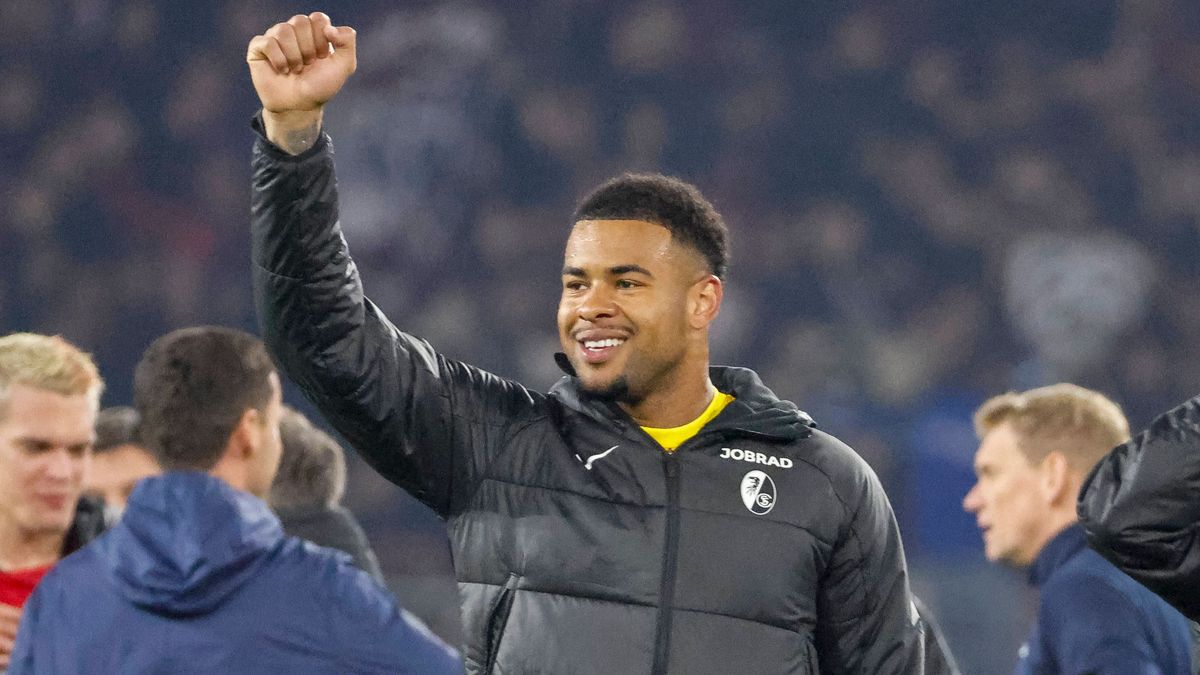 Noah Atubolu (SC Freiburg, 01) nach dem Spiel , Deutschland, Fussball, UEFA Europa League, 1. Spieltag, 2025 2026, SC Freiburg vs. FC Basel, 24.09.2025, Stadion am Wolfswinkel, Freiburg im Breisgau...