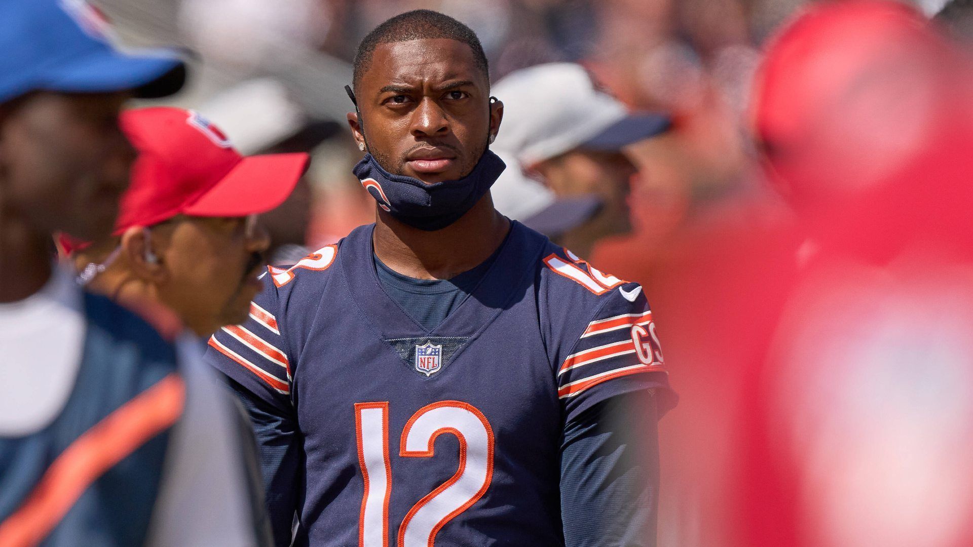 
                <strong>Allen Robinson (Chicago Bears) </strong><br>
                Ähnliches gilt für Wide Receiver Allen Robinson. Auch er könnte von den Bears für zukünftige Draft Picks in den kommenden Wochen eingetauscht werden. Anders als Quinn lebt der 28-Jährige derzeit eher von seinem Namen und überzeugt weniger durch Leistung. In den vergangenen Jahren stets der beste Offensivspieler im Team, tauchte er in dieser Saison bislang ab. Mit 149 Receiving Yards und nur einem Touchdown liegt er auch hier unter seinem Anspruch. Darnell Mooney hat die Rolle des Nummer-Eins-Receivers übernommen und der Vertrag von Robinson läuft ohnehin im kommenden Jahr aus. Sollte ein Playoff-Team genügend Cap Space freischaufeln können und die Playoff-Chancen der Bears immer geringer werden, ist Robinson ein heißer Kandidat für einen Trade.
              