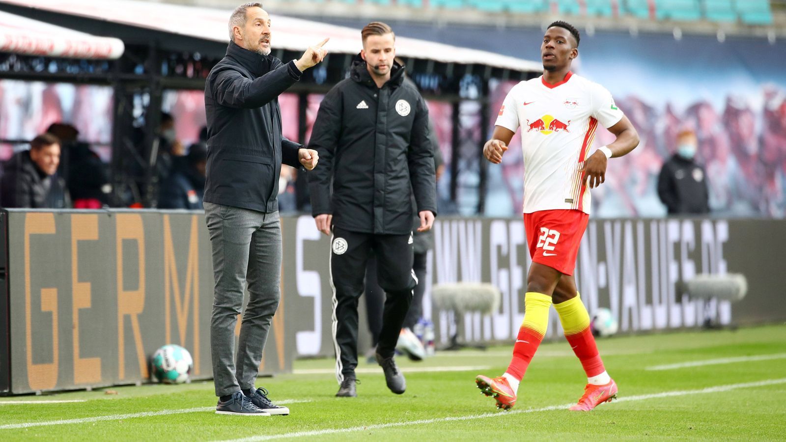 
                <strong>So geht es weiter</strong><br>
                RB Leipzig geht am Freitag als haushoher Favorit ins Auswärtsspiel gegen Arminia Bielefeld -doch die Ostwestfalen konnten mit einem Sieg gegen Leverkusen Selbstvertrauen sammeln. Eintracht Frankfurt muss am Samstag gegen Union Berlin ran - dann ohne Amin Younes und Tuta, die gelbgesperrt fehlen.
              