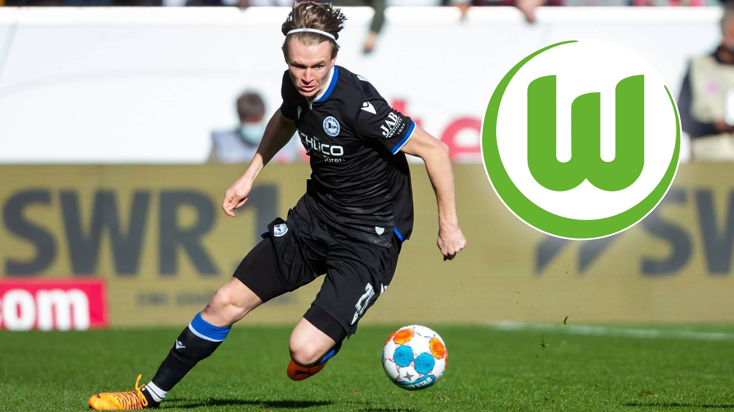 
                <strong>Patrick Wimmer (VfL Wolfsburg)</strong><br>
                Der VfL Wolfsburg nimmt Patrick Wimmer zur kommenden Saison unter Vertrag, wie die Niedersachsen offiziell bestätigten. Dabei machen die "Wölfe" von einer Ausstiegsklausel Gebrauch und statten den Außenbahnspieler mit einem Vertrag bis 2027 aus. "Er ist vielseitig einsetzbar, kann bevorzugt auf beiden Außenbahnen, aber auch als zweite Spitze oder als Rechtsverteidiger eingesetzt werden. Er bringt Wucht, Dynamik und Tempo mit. Außerdem verfügt er über eine tolle Schusstechnik, spielt unbekümmert auf, kreiert Chancen und hat ein Auge für seine Mitspieler" lobt Sportdirektor Marcel Schäfer den Neuzugang in der Vereinsmitteilung. Medienberichten zufolge liegt die Höhe der Ausstiegsklausel bei sieben Millionen Euro, im Abstiegsfall werden wohl zwei Millionen Euro weniger fällig.
              