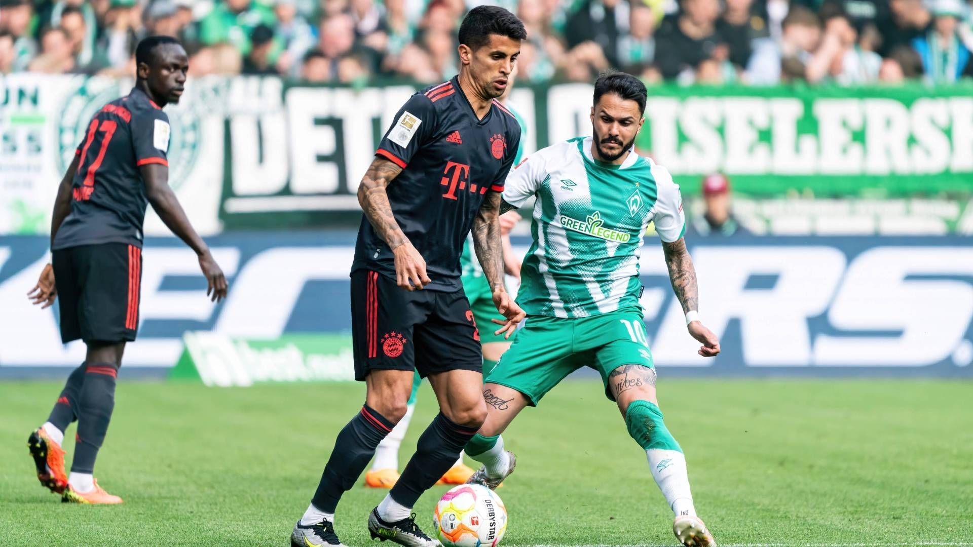 
                <strong>Joao Cancelo</strong><br>
                Die Offensivqualitäten, die den Außenverteidiger eigentlich auszeichnen, sind in der 1. Hälfte überhaupt nicht zu sehen. Er harmoniert auch nicht sonderlich gut mit Mane. In der Defensive lässt er sich teilweise vorführen. ran-Note: 5 
              