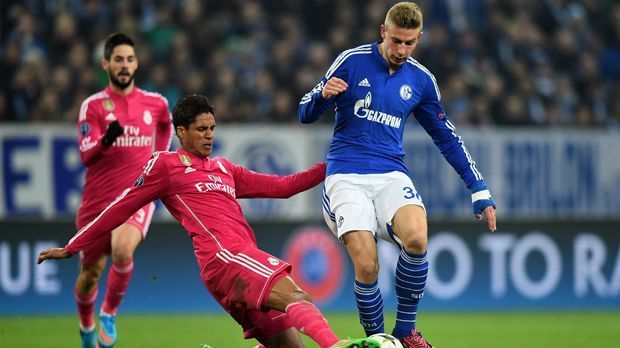 
                <strong>Felix Platte (FC Schalke 04)</strong><br>
                Felix Platte (FC Schalke 04): Und noch einmal Schalke. Das Offensivtalent kämpfte sich nach einer längeren Verletzungspause erst wieder mühsam heran, doch bleibt er fit, könnte 2016 Plattes Jahr werden. In der Hinrunde reichte es bislang nur zu einem Kurzeinsatz.
              