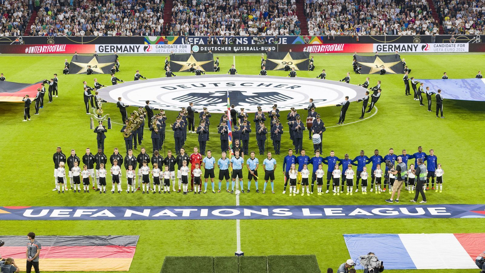 
                <strong>Die Lehren aus dem Auftaktspiel in der Nations League</strong><br>
                Deutschland hat beim 0:0-Unentschieden gegen Weltmeister Frankreich keine überragende, aber eine ordentliche Leistung hingelegt. Die Fans honorierten den engagierten Auftritt mit Applaus. Die Systemumstellung von Joachim Löw auf ein defensiveres 4-1-4-1-System brachte mehr Stabilität. ran.de zeigt, welche Lehren der Bundestrainer noch aus dem Auftritt ziehen könnte.
              