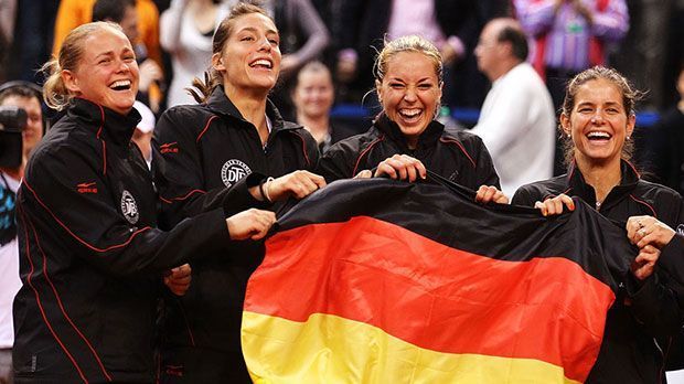 
                <strong>Schwarz-Rot-Gold </strong><br>
                Ebenfalls 2008 debütierte "Jule" für das deutsche Fed-Cup-Team. Dort ist bis heute eine feste Stütze der Mannschaft. Wie zum Beispiel im April 2011, als Görges mit ihren Kolleginen gegen die USA der Aufstieg in die Weltliga gelang
              