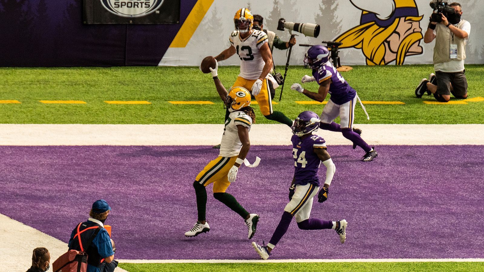 
                <strong>Saison 2020: Keine Grenzen für Adams</strong><br>
                Bei diesen Zahlen müssen kleine Rechenspielchen erlaubt sein. Mit bisher 112,5 Receiving Yards pro Spiel führt Adams die NFL an. Rechnet man diese Zahl bis zum Ende der Saison hoch, würde der 27-Jährige nach der Regular Season bei unglaublichen 1.575 Yards stehen. Und es ist noch viel mehr möglich. Denn der Spielplan meint es gut mit den Packers. Nächste Woche geht es gegen die Jacksonville Jaguars (1-6). Die Aufgaben danach gegen die Indianapolis Colts und die Chicago Bears sind schwer, aber trotzdem gehen die Packers auch in diese Partien als Favorit. Anschließend folgen Spiele gegen Eagles, Lions und Panthers. Es könnte die Saison von Davante Adams werden. 
              