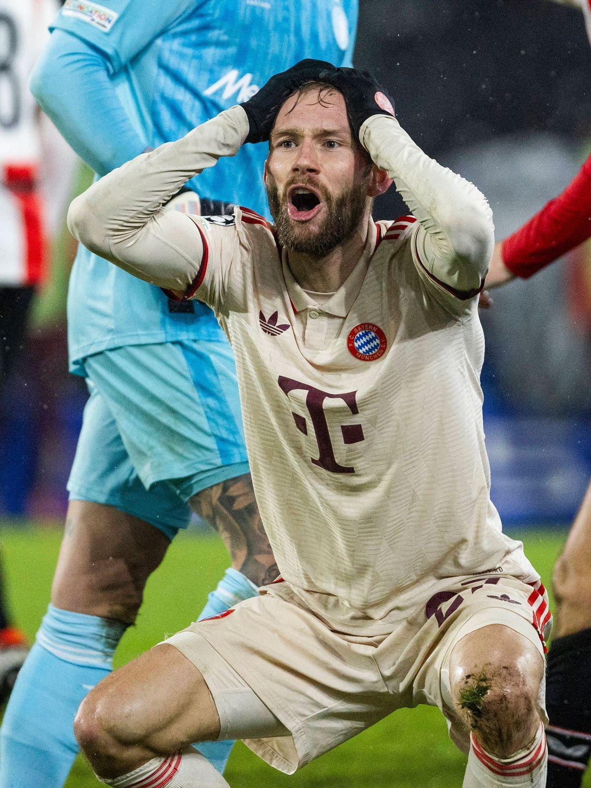 Sport Themen der Woche KW04 Sport Bilder des Tages Rotterdam, Kuip Arena, 22.01.2025: Konrad Laimer of FC Bayern Muenchen disappointed during the championsleague match Feyenoord Rotterdam vs. FC Ba...