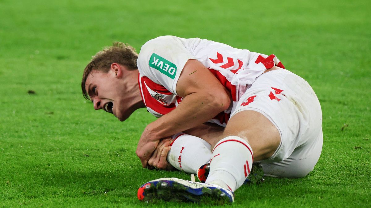 25.10.2025, xfanx, Fussball 1.Bundesliga, Borussia Dortmund - 1.FC Köln v.l. Timo Hübers Huebers (1. FC Köln) verletzt sich so stark beim Zweikampf mit Serhou Guirassy (BVB), dass er ausgewechselt ...