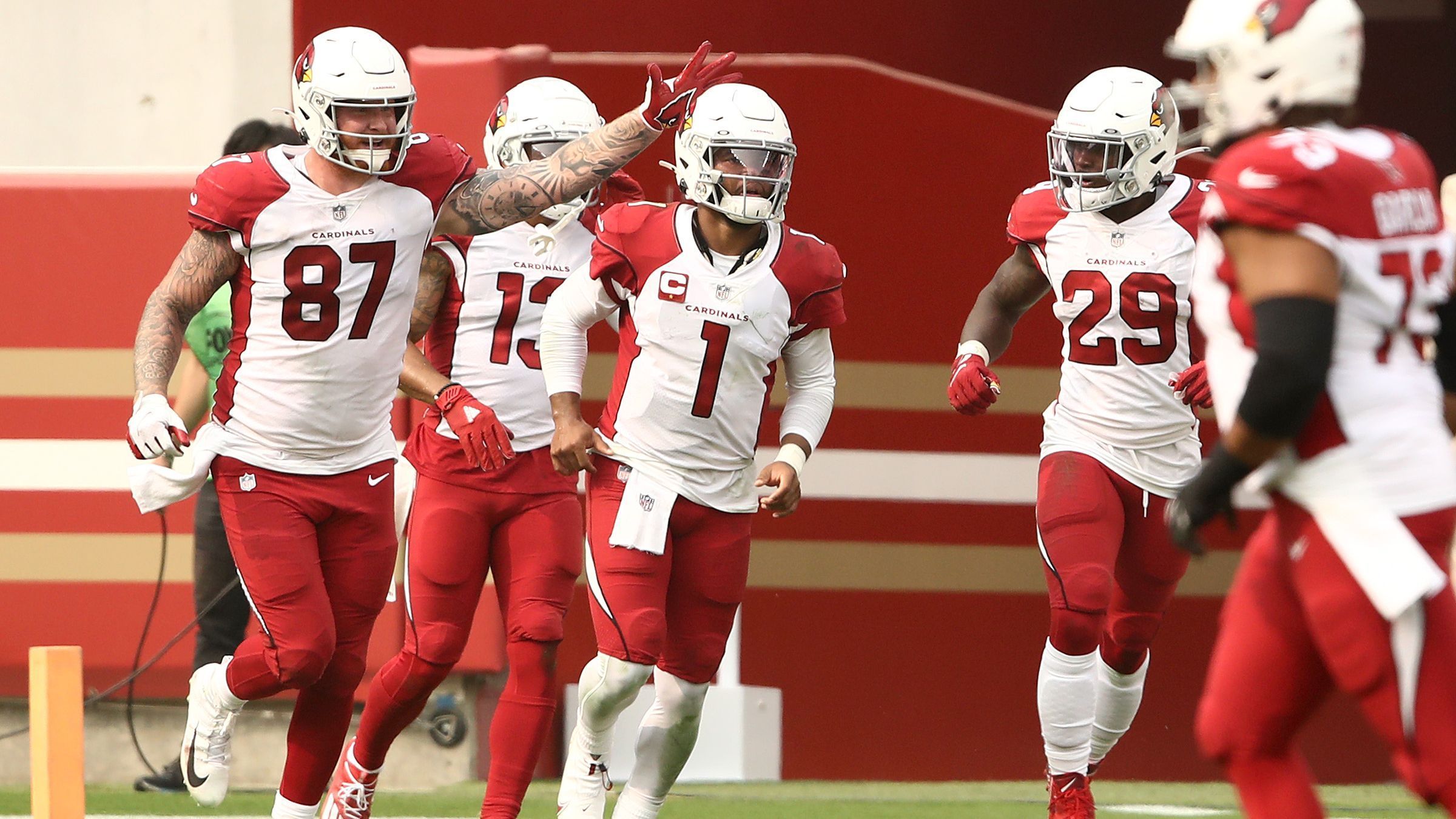 
                <strong>Gewinner: Arizona Cardinals</strong><br>
                Starker Auftritt der Cardinals, die mit dem Sieg gegen den amtierenden NFC Champion, die San Francisco 49ers, direkt eine Duftmarke setzen konnten. Entscheidenden Anteil daran hatte Quarterback Kyler Murray, der in seinem zweiten Jahr nochmal einen gewaltigen Schritt nach vorne zu machen scheint und den Statistikbogen komplett ausfüllte. 26 von 40 angekommene Pässen für 230 Passing Yards und einem Passing Touchdown bei einer Interception standen starke 13 Rushes für 91 Rushing Yards und einen Rushing Touchdown gegenüber. Mit seiner Vielseitigkeit und verstärkt durch DeAndre Hopkins (14 Receptions, 151 Receiving Yards) als neuen Edel-Passempfänger wird Arizona für einige Furore sorgen können. Noch beeindruckend als die nackten Zahlen war aber besonders, mit welcher Ruhe Murray seine Offense anführte. Und das, obwohl das Team lange Zeit gegen die 49ers hinten lag.
              