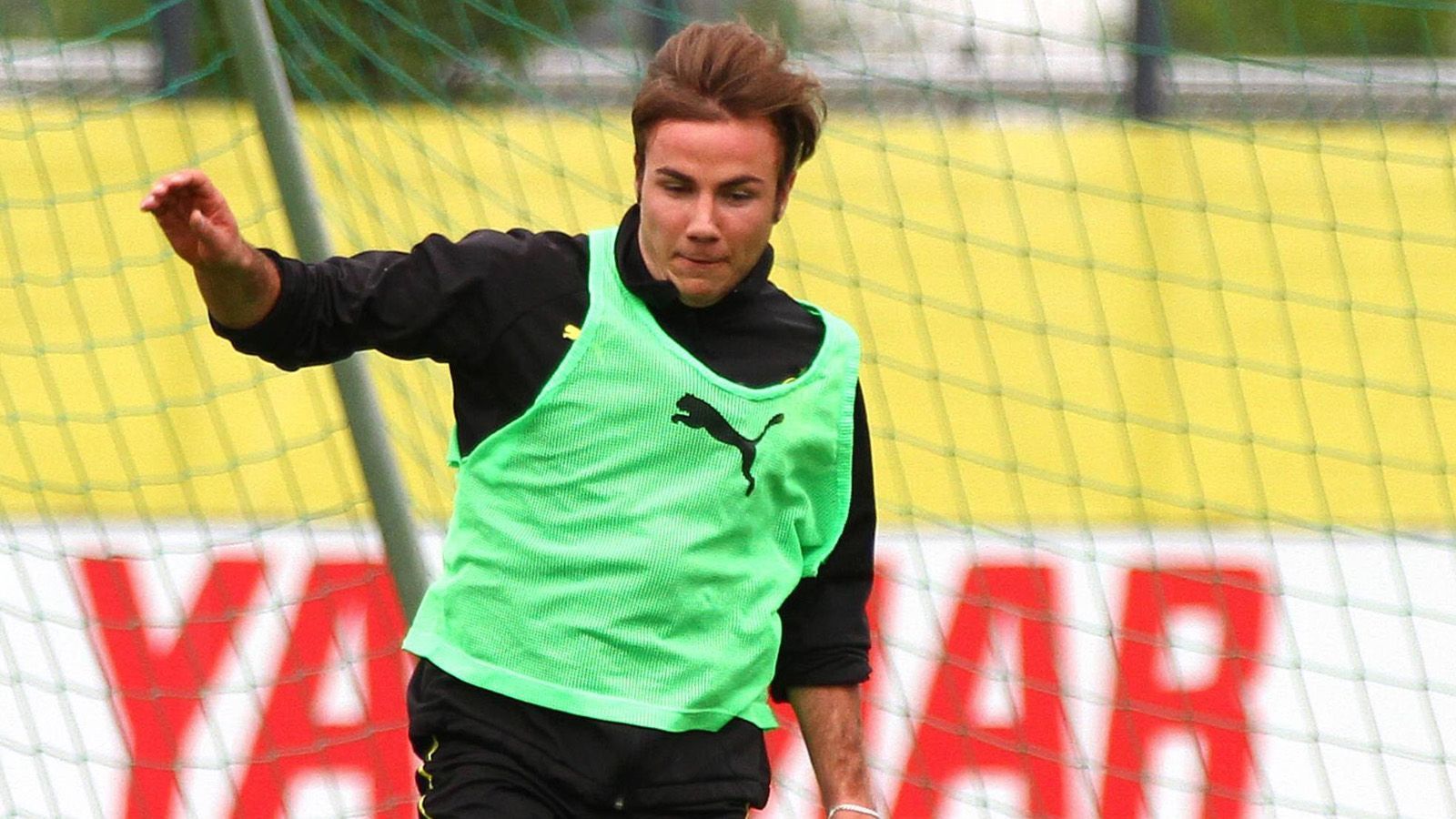 
                <strong>Mario Götze</strong><br>
                Als Talent aus dem eigenen Nachwuchs riss Götze die BVB-Fans regelrecht von ihren Sitzen. Spätestens beim zweiten Titel 2012 wurde ersichtlich, über welch außergewöhnliches Talent der gebürtige Memminger verfügte. Umso mehr war der Wechsel zum FC Bayern im Sommer 2013 ein Stich ins Herz für jeden Dortmunder Fan, darüber konnten auch die 35 Millionen Euro Ablöse nicht hinwegtrösten. Die Erwartungen aus seiner Anfangszeit beim BVB wurden im weiteren Verlauf von Götzes Karriere zur Last für ihn. 
              