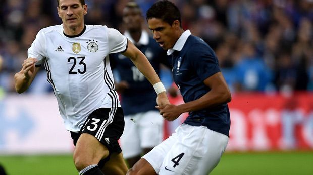 
                <strong>Raphael Varane</strong><br>
                Raphael Varane: Zeigte mit einem grundsoliden Spiel, warum er bei Real Madrid mittlerweile zum Stammpersonal gehört. Zweikampfstark, immer auf der Hohe, mit gutem Passspiel. Nur ein Mal kam er gegen Gomez zu spät, als dieser knapp verfehlte. ran-Note: 2.
              