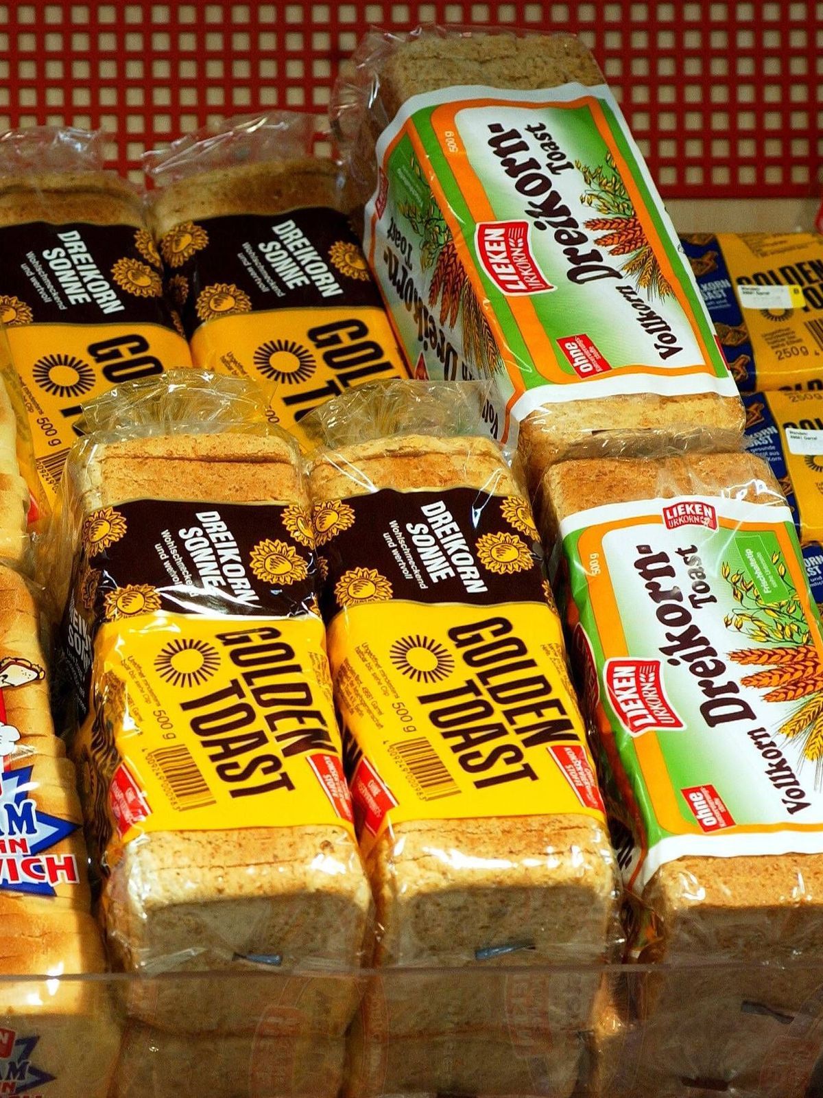 Toast-Brot in einem Supermarkt-Regal 0050174967