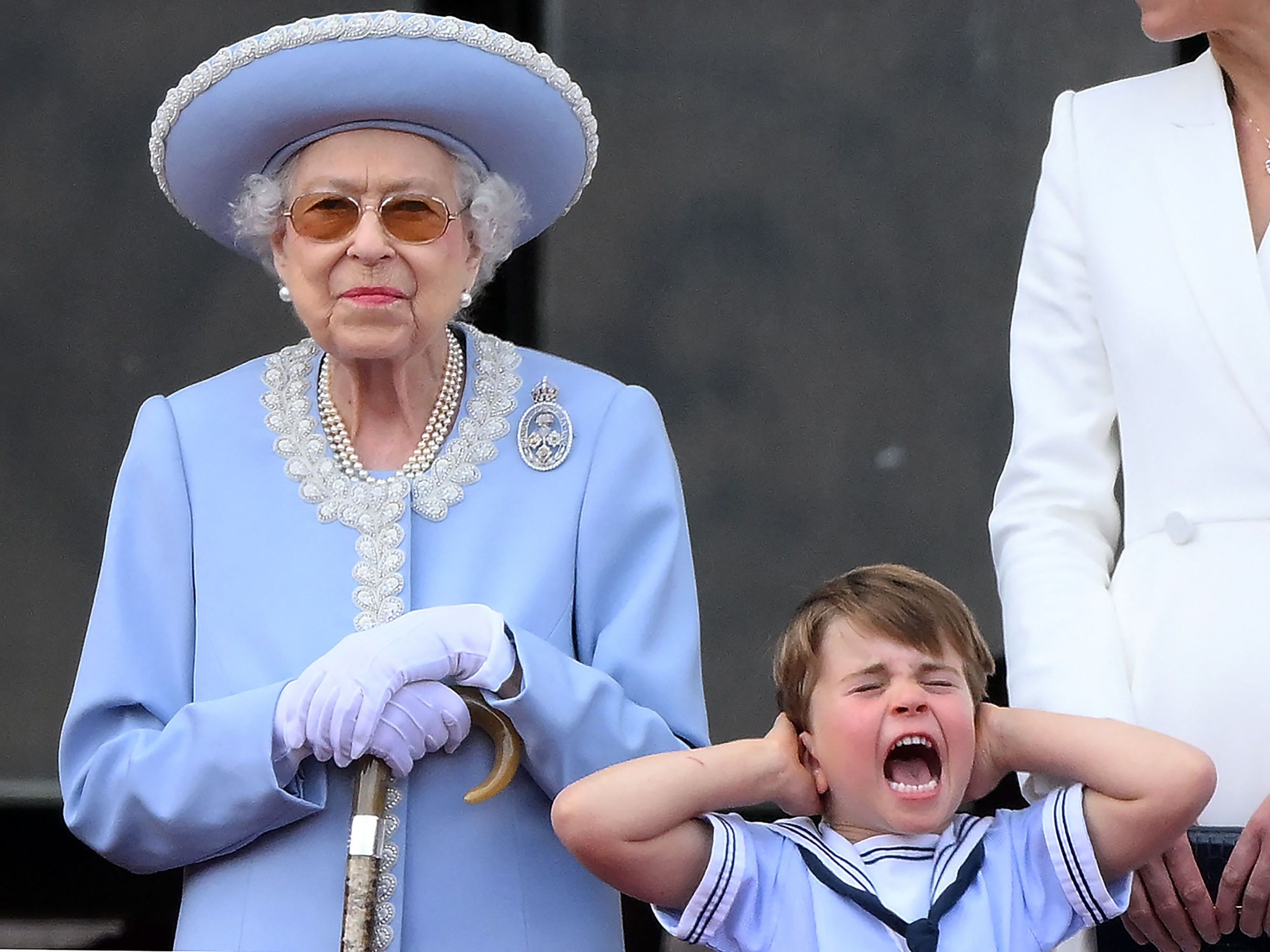 2. Juni: Beim Jubiläum von Königin Elizabeth II. hält sich ihr Urenkel Louis die Ohren zu, weil die Militärflugzeuge zu laut sind. 