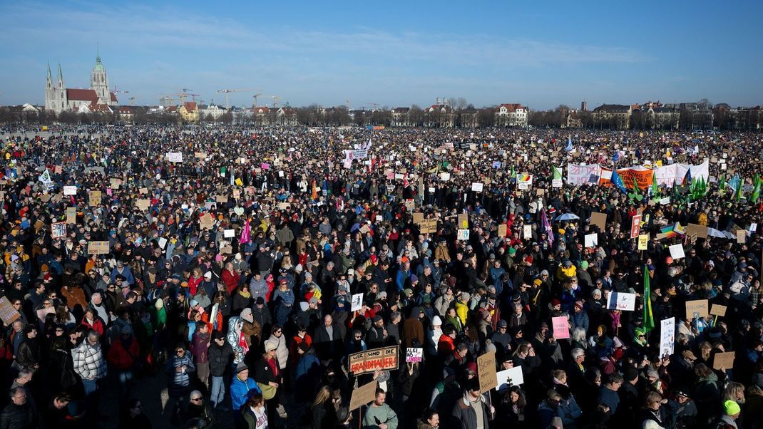 Allein auf der Münchner Theresienwiese versammelten sich rund 250.000 Menschen, um gegen rechts zu demonstrieren,