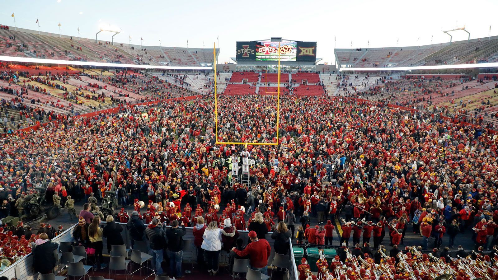 
                <strong>Keine vollen Stadien</strong><br>
                Solche Bilder wird es in diesem Jahr wohl kaum geben. Wie in den meisten Sportarten, werden auch viele Spiele der neuen College-Football-Saison nicht vor vollen Rängen stattfinden. Die Iowa State University wird beispielsweise zur Saisoneröffnung komplett auf Zuschauer verzichten, während die Florida Gators zumindest eine reduzierte Kapazität von 17.000 Fans im heimischen Ben Hill Griffin Stadium zulassen wollen. Egal wie sich die einzelnen Hochschulen am Ende entscheiden: Die unverwechselbare College-Football-Atmosphäre wird dieses Jahr eher nicht aufkommen.
              