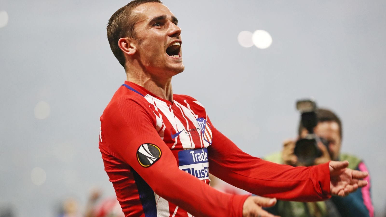 
                <strong>Antoine Griezmann</strong><br>
                Antoine Griezmann von Atletico Madrid liebt es nicht nur, Fußball auf dem Platz zu spielen, sondern auch auf der Konsole. Jetzt hat er seine FIFA-19-Traumelf genannt.
              