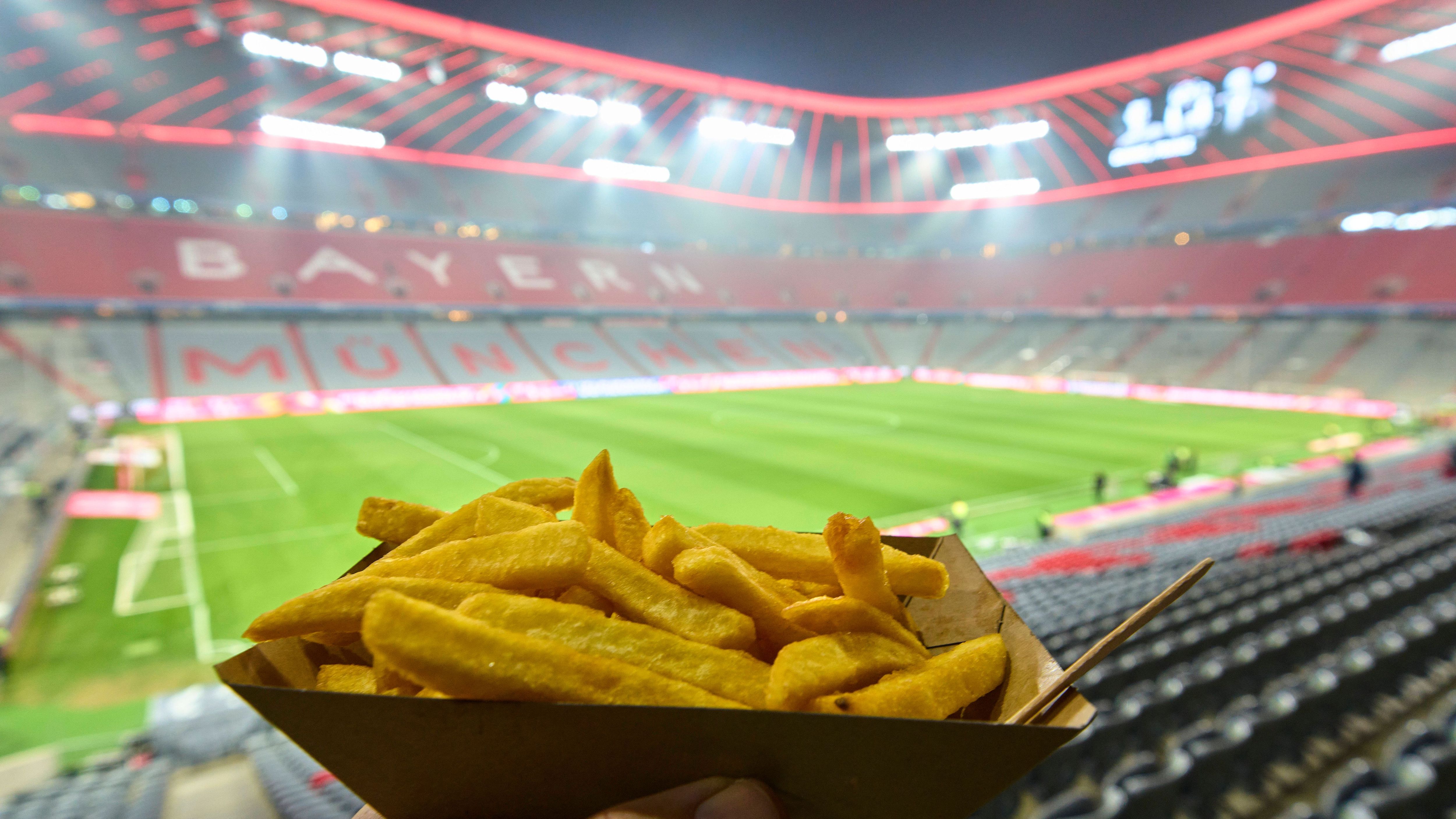 <strong>Pommes billiger als beim Public Viewing</strong><br>Pommes oder eine Leberkässemmel bekommt man sogar für 4,90 Euro und damit für 1,10 Euro weniger als beim Public Viewing im Olympiapark. Der größte Stadion-Schnapper wenn man so will ...&nbsp;