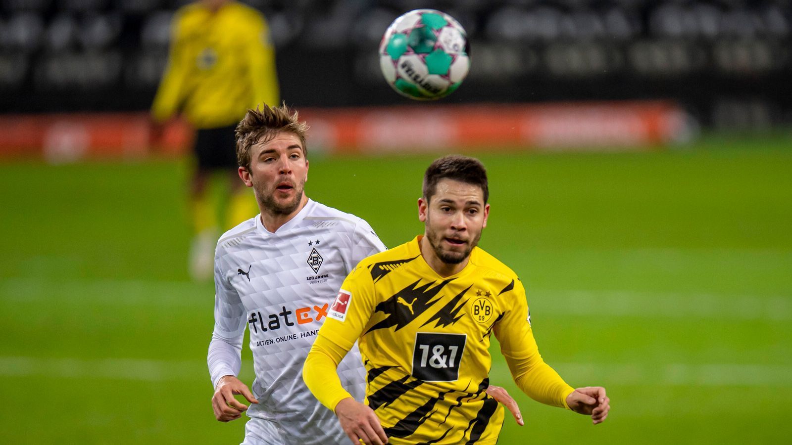 
                <strong>Raphael Guerreiro</strong><br>
                Hat mit einem gefährlich Schuss nach 75 Minuten seine beste Aktion. Schaltet sich oft nach vorne ein (drei Torschüsse, nur Haaland gab mehr ab), macht so aber viele Räume auf und bleibt in der Defensive zweikampfschwach (25 Prozent gewonnen). Säbelt beim 2:3 auf der Linie stehend am Ball vorbei. ran.de-Note: 4
              