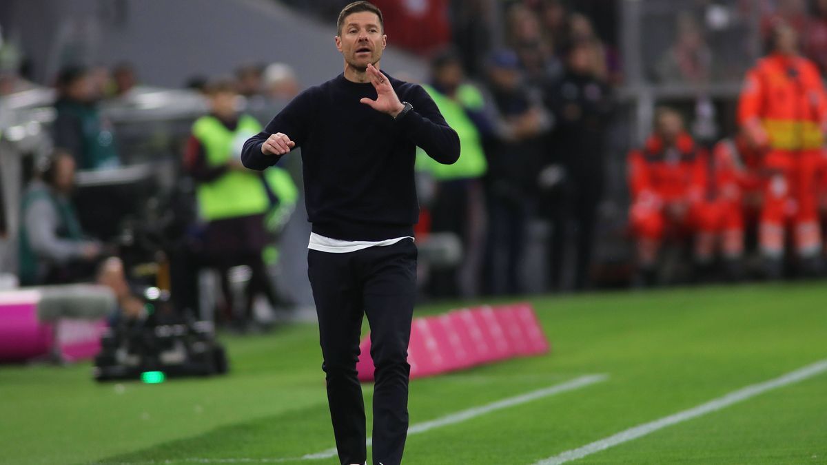 München, Deutschland 28. September 2024: Fussball, Herren, Bundesliga, Saison 2024 2025, FC Bayern München - Bayer 04 Leverkusen, Allianz Arena Xabi Alonso, Trainer (Bayer 04 Leverkusen) an der Sei...