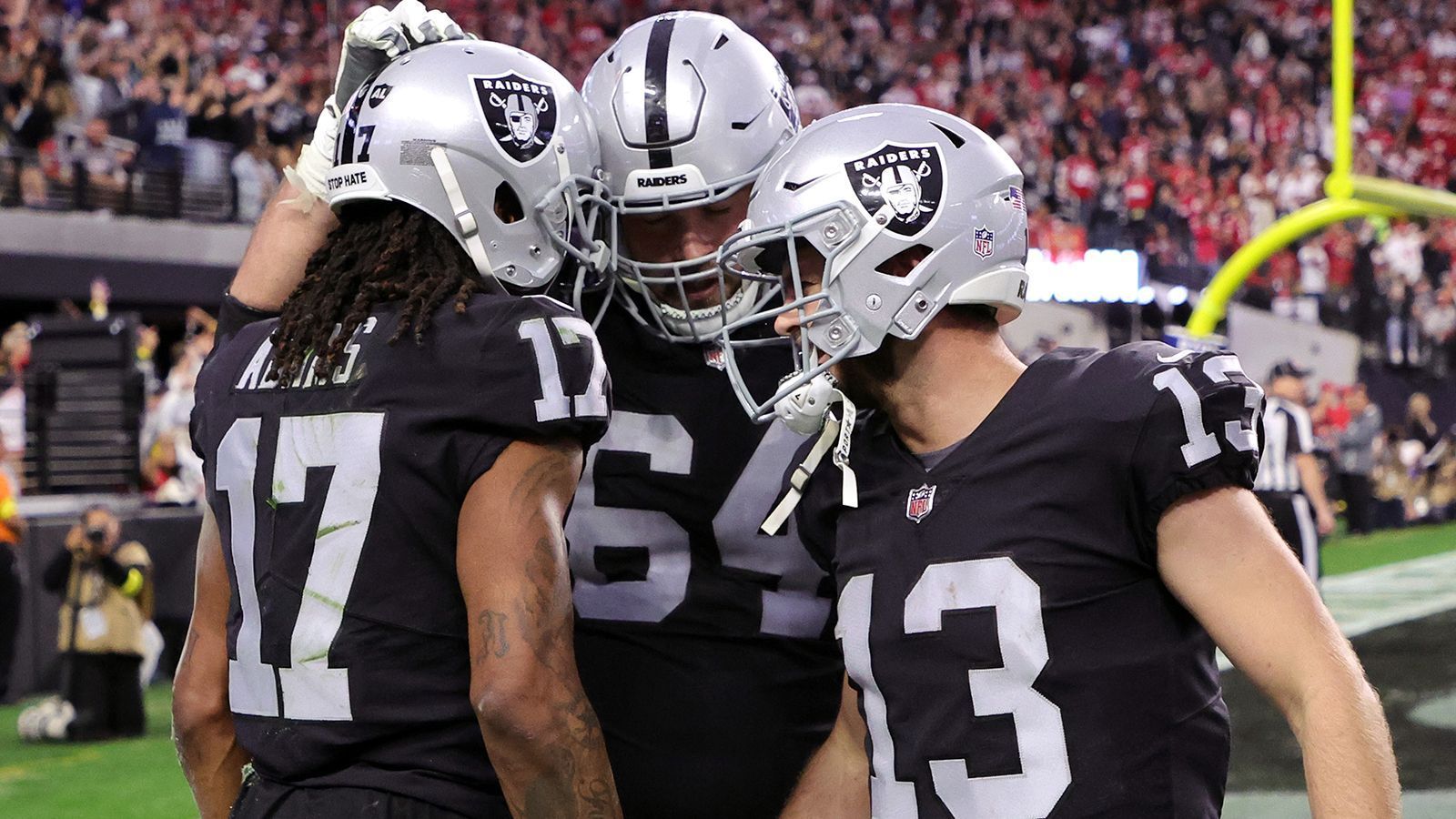 <strong>Las Vegas Raiders: Rückblick</strong><br>
                • Bilanz in der regulären Saison 2022/23: 6:11<br>• Playoffs: /<br>• wichtige Abgänge: Derek Carr (Quarterback), Mack Hollins (Wide Receiver), Darren Waller (Tight End), Foster Moreau (Tight End), Denzel Perryman (Linebacker), Rock Ya-Sin (Cornerback), Duron Harmon (Safety)<br>• wichtige Neuzugänge: Jimmy Garoppolo (Quarterback), Jakobi Meyers (Wide Receiver), Michael Mayer (Tight End, Rookie), Tyree Wilson (Edge Rusher, Rookie), Marcus Epps (Safety)