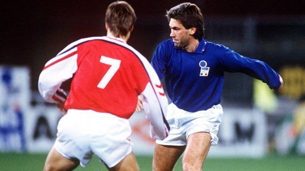 
                <strong>1992 Italien</strong><br>
                Italien - EM 1992: Italien wird in seiner Gruppe überraschend nur Zweiter hinter der Sowjetunion und scheitert mit Carlo Ancelotti (re.) wieder in einer Qualifikation. Wie Spanien als enttäuschender Dritter hinter Frankreich und der Tschechoslowakei. Das Fehlen vieler Favoriten nutzen die Dänen zu ihrem Sensations-Erfolg bei der EM in Schweden!
              