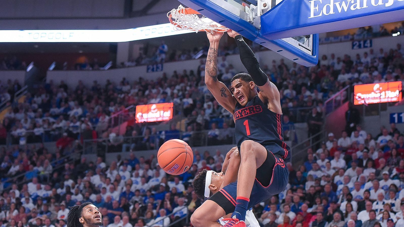 
                <strong>Top-Prospects: Obadiah "Obi" Toppin</strong><br>
                Mit 22 Jahren ist er einer der älteren Spieler im Draft-Jahrgang. Die Dunk-Maschine von den Dayton Flyers ist gleichzeitig aber auch einer der gefragtesten Spieler. Mit 2,08 Meter bringt Toppins extrem viel Dominanz auf den Court. Er meldete sich bereits im Jahr 2019 zum Draft an, zog dann aber doch zurück, um sich ein weiteres Jahr am College zu entwickeln. Im vergangenen Jahr steigerte sich Toppins sichtlich. 20 Punkte, sieben Rebounds und zwei Assists pro Spiel sprechen eine deutliche Sprache und sorgten dafür, dass die Flyers bis zum Abbruch der Saison zu den Titelkandidaten zählten.
              