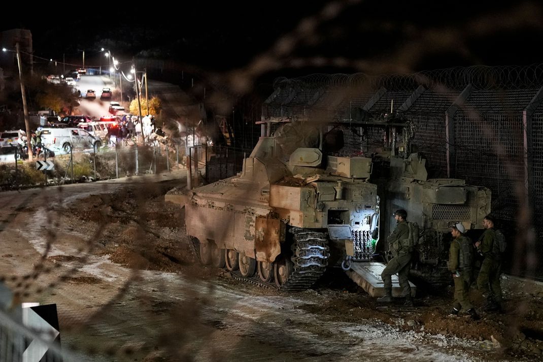 Israelische Soldaten stehen neben einem gepanzerten Fahrzeug in der Nähe der sogenannten Alpha-Linie, die die von Israel annektierten Golanhöhen von Syrien trennt. 