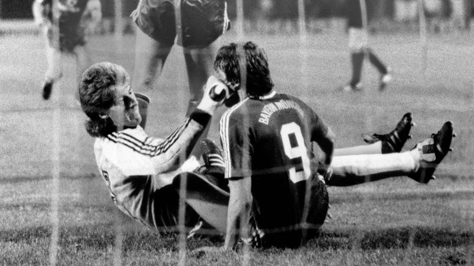 <strong>Uli Stein (Hamburger SV, zehn Wochen Sperre)</strong><br>
                Beim Supercup-Finale 1987 rutschte dem damaligen HSV-Torhüter Uli Stein (li.) gegen Bayerns Stürmer Uwe Wegmann die Hand aus. Er schlug dem Gegenspieler ins Gesicht. Dafür musste Stein zehn Wochen lang auf die Tribüne. Kurze Zeit später war für Stein dadurch auch seine HSV-Ära zu Ende, er wechselte zu Eintracht Frankfurt.