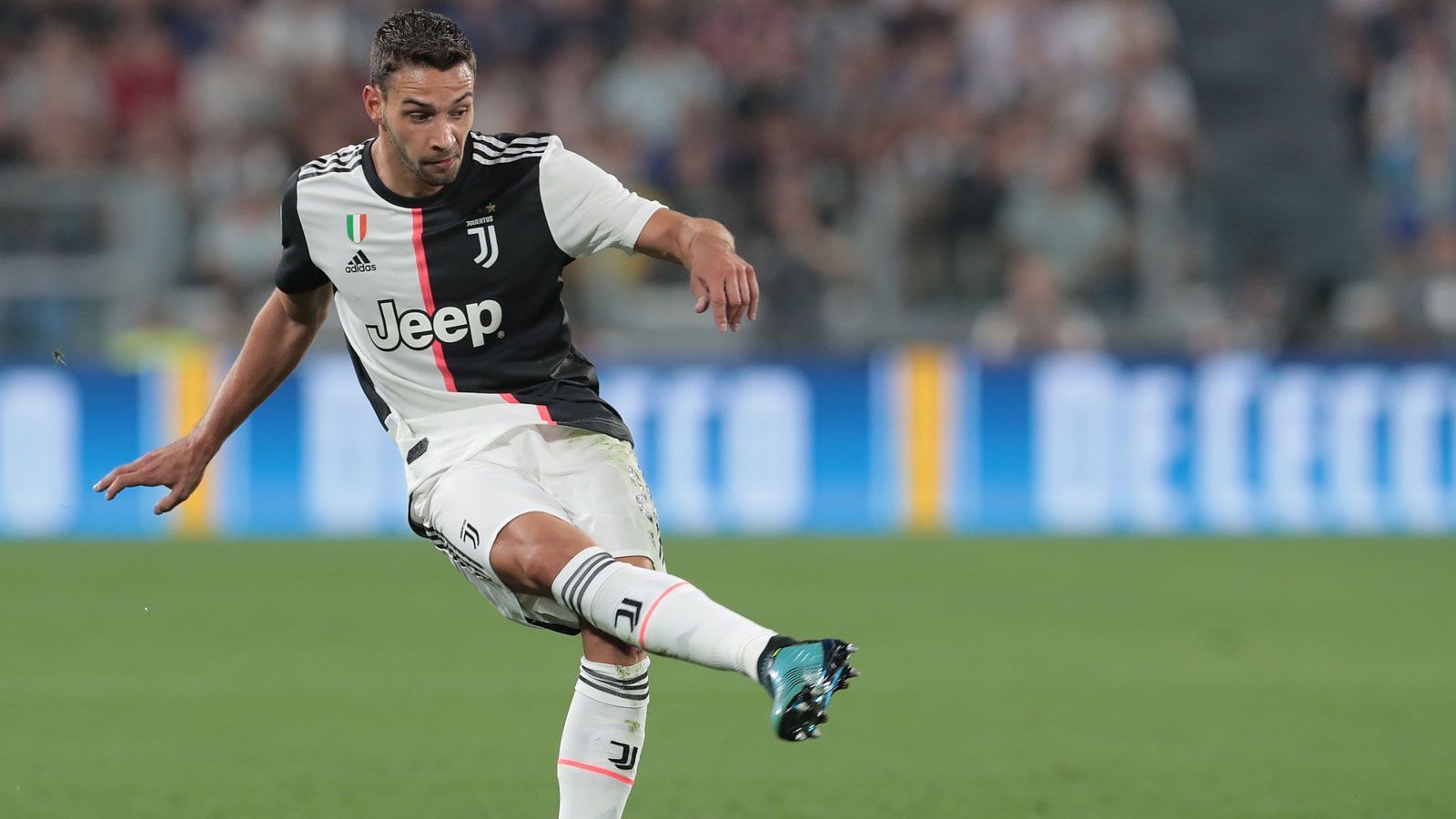 
                <strong>Mattia de Sciglio</strong><br>
                Laut "Tuttosport" soll auch Mattia de Sciglio Juventus verlassen. Der 27-jährige Außenverteidiger hatte in dieser Saison lange mit Verletzungen zu kämpfen und rutschte so aus der Stammelf der Turiner. Ansonsten ist de Sciglio ein zuverlässiger Verteidiger, der sich auch schon in der italienischen Nationalmannschaft beweisen durfte. De Sciglio war 2017 vom AC Mailand zu Juventus gewechselt und besitzt noch einen gültigen Vertrag bis zum Sommer 2022. 
              