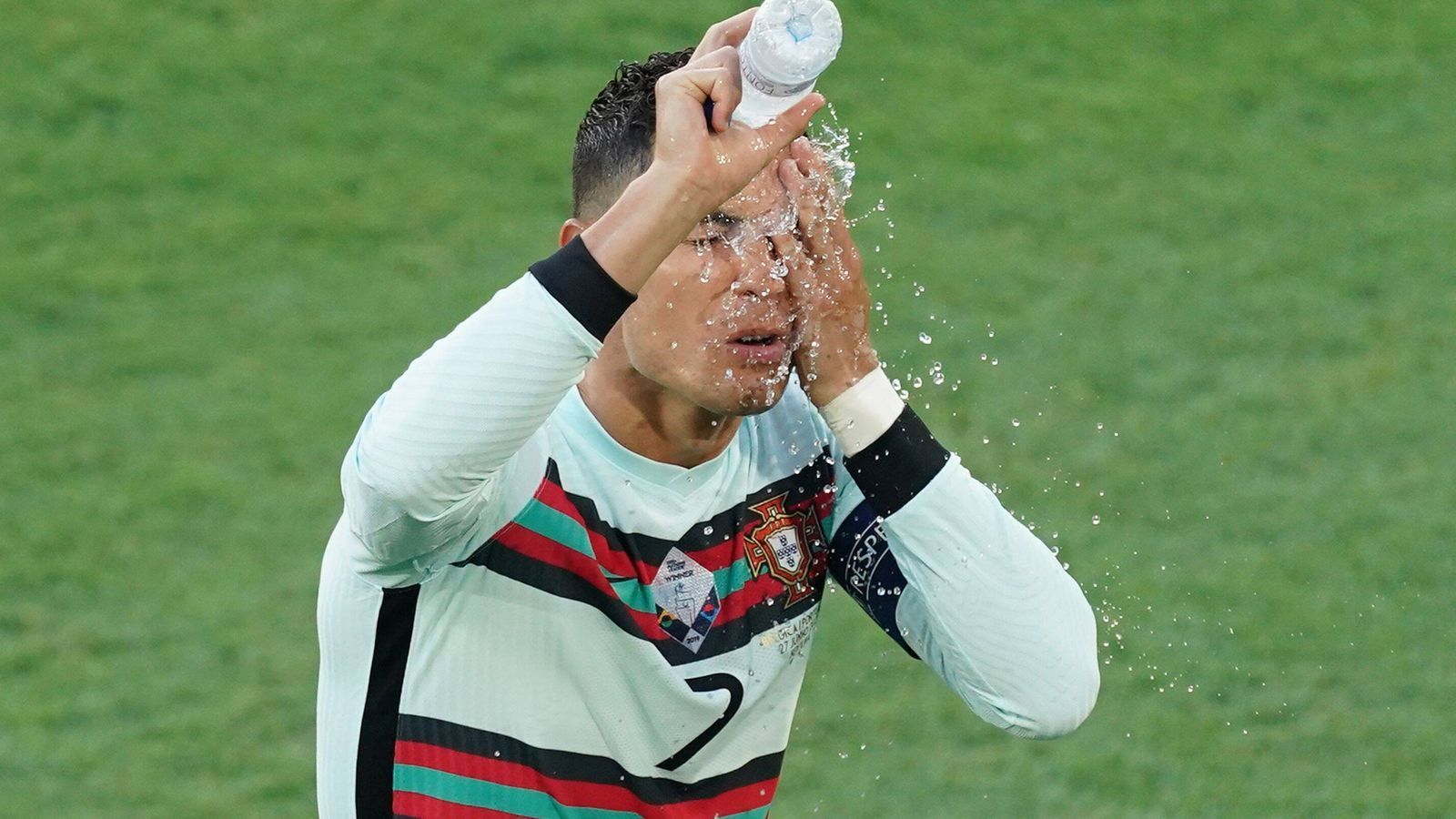 
                <strong>Erstmal frisch machen</strong><br>
                Portugal mit Ronaldo ist lange die bessere, bemühtere Mannschaft. Wirklich gefährlich werden Ronaldo und seine Kollegen aber nicht. Bemerkenswert: bei Temperaturen von knapp unter 30 Grad in Sevilla trägt CR7 ein langärmeliges Trikot. Ein ordentlicher Freistoß sorgt halbwegs für Torgefahr, mehr ist von Ronaldo in der ersten Halbzeit nicht zu vermelden.
              