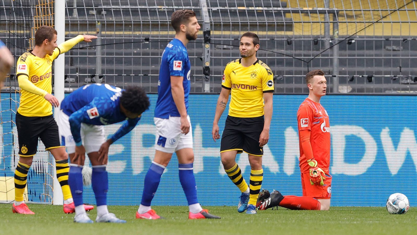 
                <strong>7. Schalke hat ein Torwartproblem</strong><br>
                Das 0:4 gegen Erzrivale Borussia Dortmund besiegelte die längste Negativserie des FC Schalke 04 seit fast 22 Jahren. Seit acht Pflichtspielen ist Königsblau zudem jetzt schon ohne Sieg. Nicht einmal Schlusslicht Paderborn hat eine derart unterirdische Bilanz. Dabei wird deutlich: Schalke hat ein Torwartproblem. Nachdem Alexander Nübel nach Bekanntwerden seines Wechsels zum FC Bayern im Sommer und einigen Fehlgriffen zur Nummer zwei degradiert worden war, übernahm im Laufe der Rückrunde Markus Schubert. Doch auch er kommt einfach auf keinen grünen Zweig. Gleich bei zwei Gegentreffern machte Schubert eine unglückliche Figur. 
              