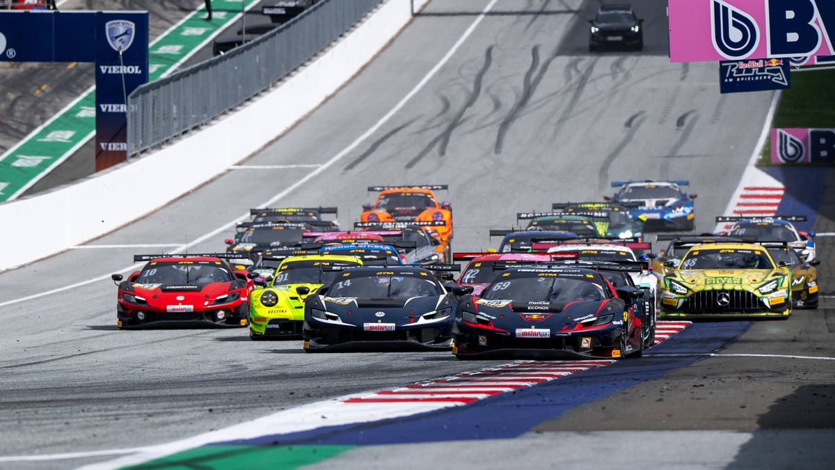 Thierry Vermeulen (Niederlande, Emil Frey Racing, Ferrari 296 GT3, 69) am Start Rennstart auf dem Weg zur ersten Kurve vor Jack Aitken (Großbritannien, Emil Frey Racing, Ferrari 296 GT3, 14), Thoma...