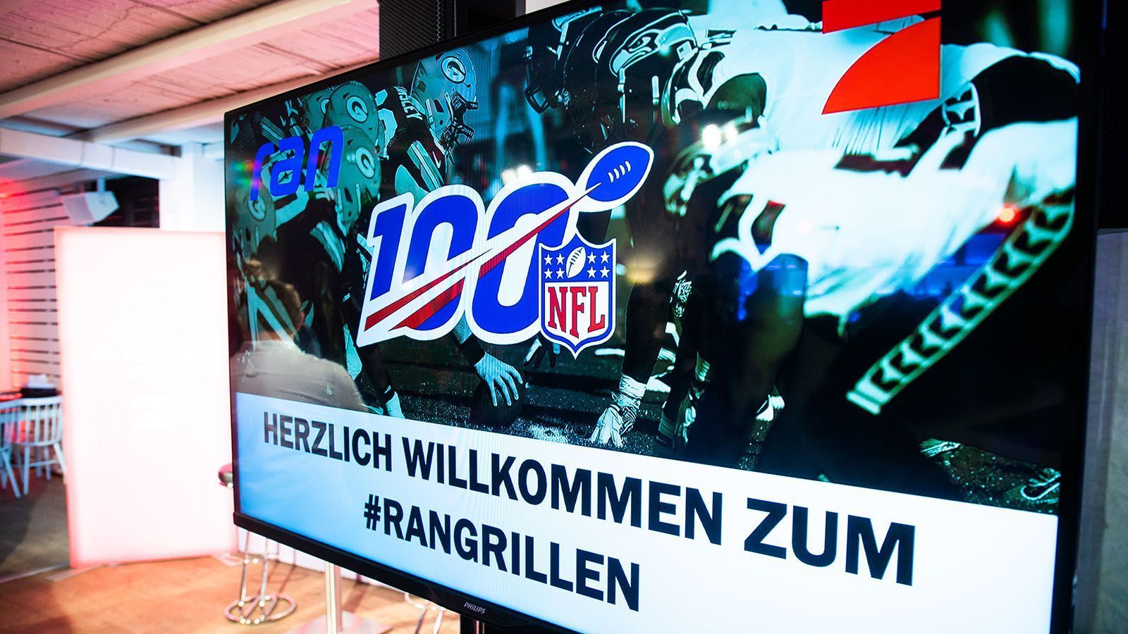 
                <strong>#ranGrillen 2020</strong><br>
                Die NFL-Saison biegt auf die Zielgerade. Acht Teams dürfen noch vom Super Bowl träumen. Rechtzeitig vor den vier Duellen in den Divisional-Playoffs gaben sich die #ranNFL-Protagonisten ein Stelldichein beim #ranGrillen. In entspannter Atmosphäre im Münchner Café Reitschule diskutierten Coach Esume und Co. alle aktuellen Themen rund um die NFL.
              