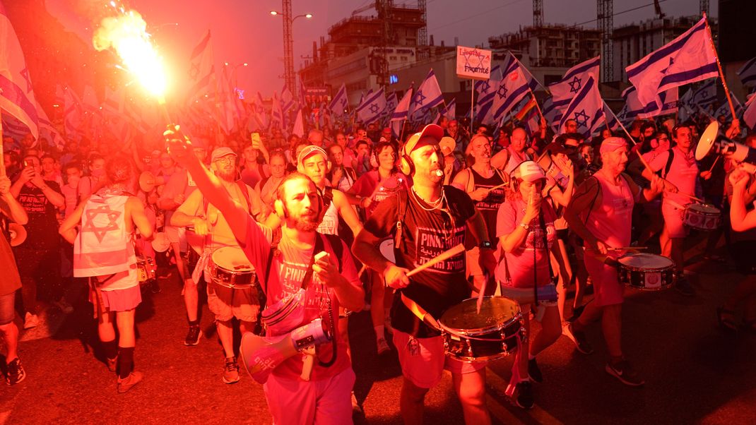 Demonstranten in Tel Aviv. Allein hier sollen mehr als 150.000 Menschen protestiert haben.