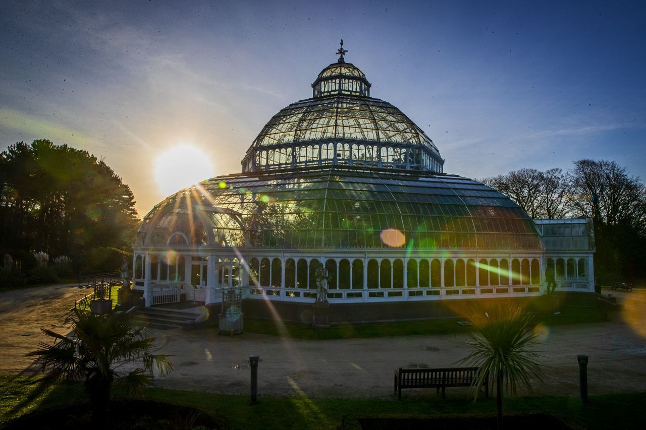 Der Sefton Park wird nicht umsonst als "Green Heritage" bezeichnet. Im 15. Jahrhundert war er Teil eines Wildparks, heute besticht er mit ausgedehnten Grünflächen, Höhlen, Wasserfällen und einem See. Perfekt für ein Picknick! Zudem zieren historische Statuen und Monumente die Anlage. Und dann ist da noch das viktorianische Palmenhaus mit seinen exotischen Pflanzen, das ein reicher Bürger 1896 dem Park vermacht hat.
