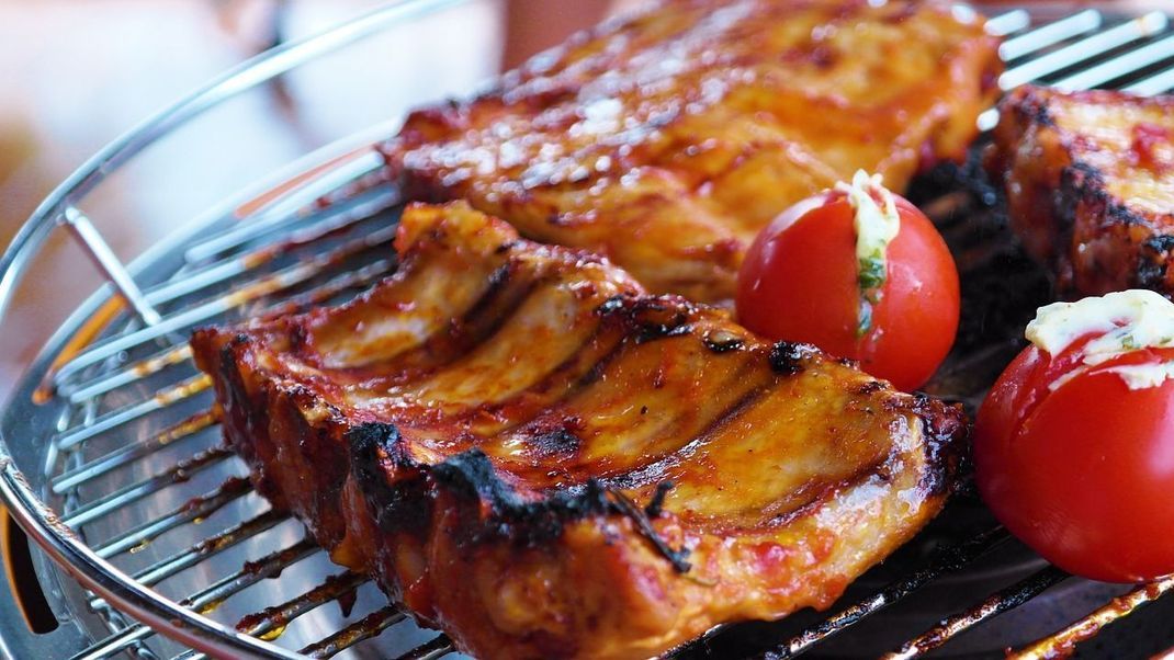 Besonders gut schmeckt die selbstgemachte Barbecue-Sauce zu Spareribs.