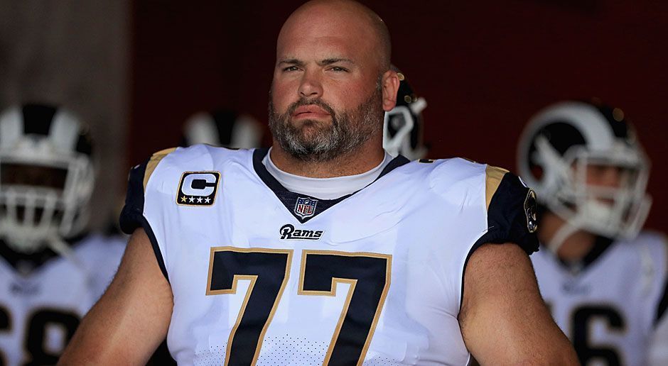 
                <strong>Andrew Whitworth (Los Angeles Rams)</strong><br>
                Offensive Tackle, 35 Jahre, 12. Saison - Nach elf Jahren bei den Cincinnati Bengals beschützt der 150-Kilo-Koloss nun Jared Goff. Und das äußerst erfolgreich: Erst zehn Mal wurde der First-Overall-Pick des Draft 2016 von der gegnerischen Defense erfolgreich angegangen. Aber auch für Running Back Todd Gurley ist Whitworth ein wichtiger Faktor, denn er blockt dem insgesamt schon zehn Mal in die Endzone durchgebrochenen Ballträger den Weg frei.
              