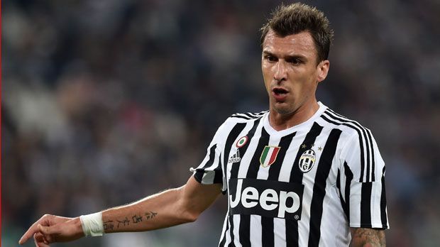 
                <strong>Mario Mandzukic (Juventus Turin)</strong><br>
                Mario Mandzukic: Der Kroate setzt im Zweikampf auf seinen wuchtigen Körper und geht dabei vor allem in Luftduellen oft als Gewinner hervor. Unerlaubterweise macht "Mandzu" dafür aber auch gerne mal von Kopfnüssen oder Ellenbogen-Stößen Gebrauch.
              