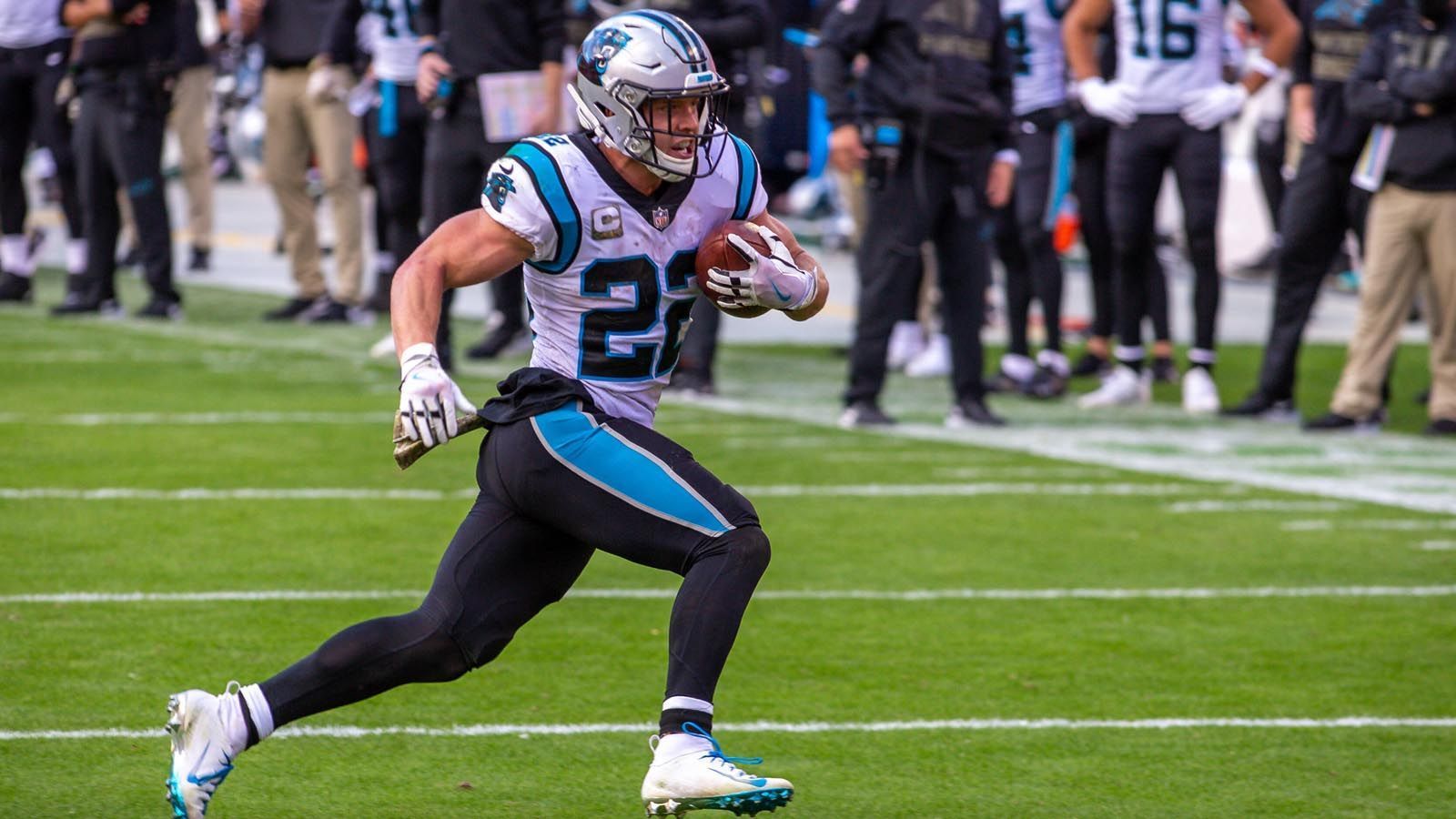 
                <strong>Week 9: Christian McCaffrey mit Reception-Rekord</strong><br>
                Running Back Christian McCaffrey von den Carolina Panthers hat bei seinem Comeback nach Verletzung gegen die Kansas City Chiefs gleich eine Bestmarke aufgestellt. Es war bereits das zehnte Spiel seiner Karriere, in dem er mindestens zehn Mal den Ball in seinen Händen hielt. Kein anderer Running Back hat dies jemals zuvor geschafft.
              