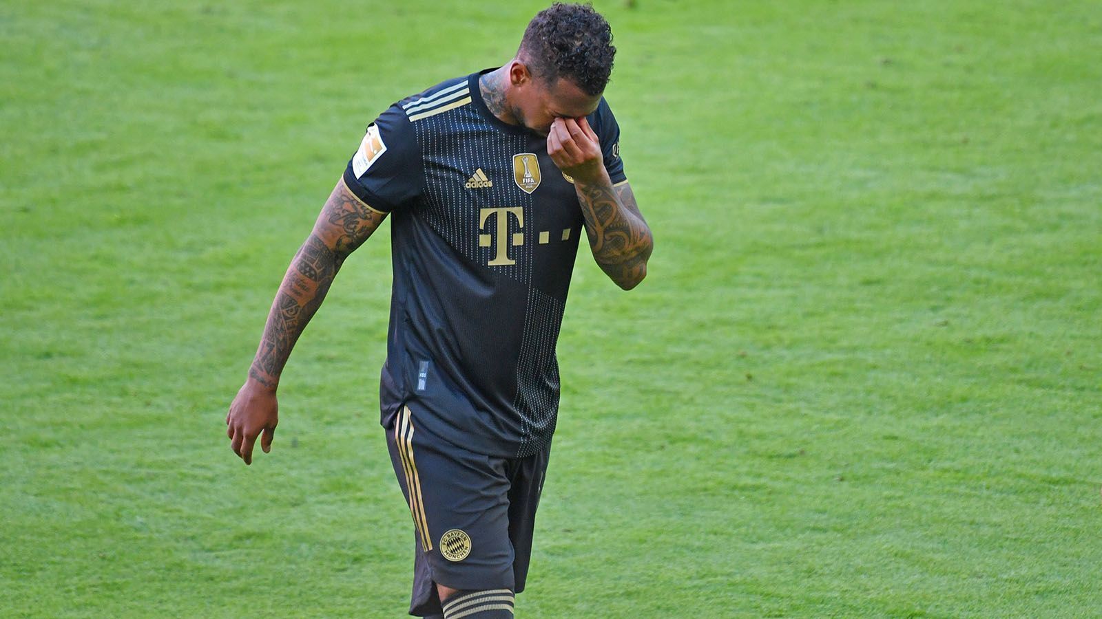 
                <strong>Das erwartet Boateng in Lyon</strong><br>
                Sportlich könnte der gebürtige Berliner den Lyonnais sofort weiterhelfen. In der vergangenen Saison waren es satte 43 Gegentore für OL. Mit Boateng könnte etwas mehr Stabilität in die Defensive kommen. Allerdings muss Boateng nicht nur sportlich sondern wohl auch finanziell einige Abstriche hinnehmen. Laut Medienberichten soll er in Lyon "nur" noch sechs Millionen Euro jährlich verdienen.
              