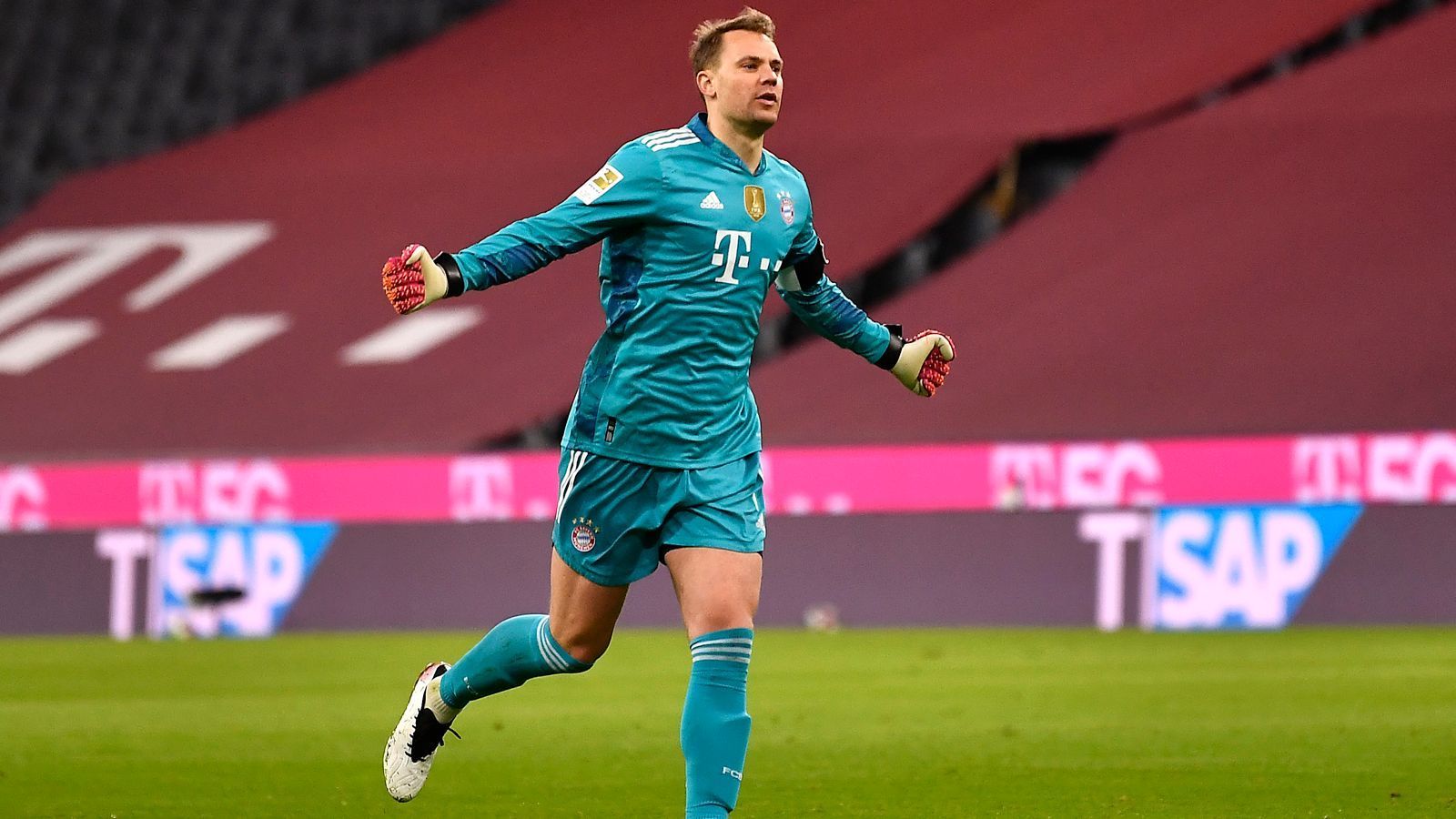 
                <strong>Manuel Neuer</strong><br>
                Im Kasten entschied sich der frühere Bayern-Star Xabi Alonso für den amtierenden Welttorhüter. "Für mich ist er der Beste, den ich gesehen habe und der Beste, mit dem ich gespielt habe", erklärte Alonso, der von 2014 bis 2017 bei den Münchnern zusammen mit Neuer spielte, aber auch davor bei Real immerhin mit Spaniens Torwart-Ikone Iker Casillas. 
              