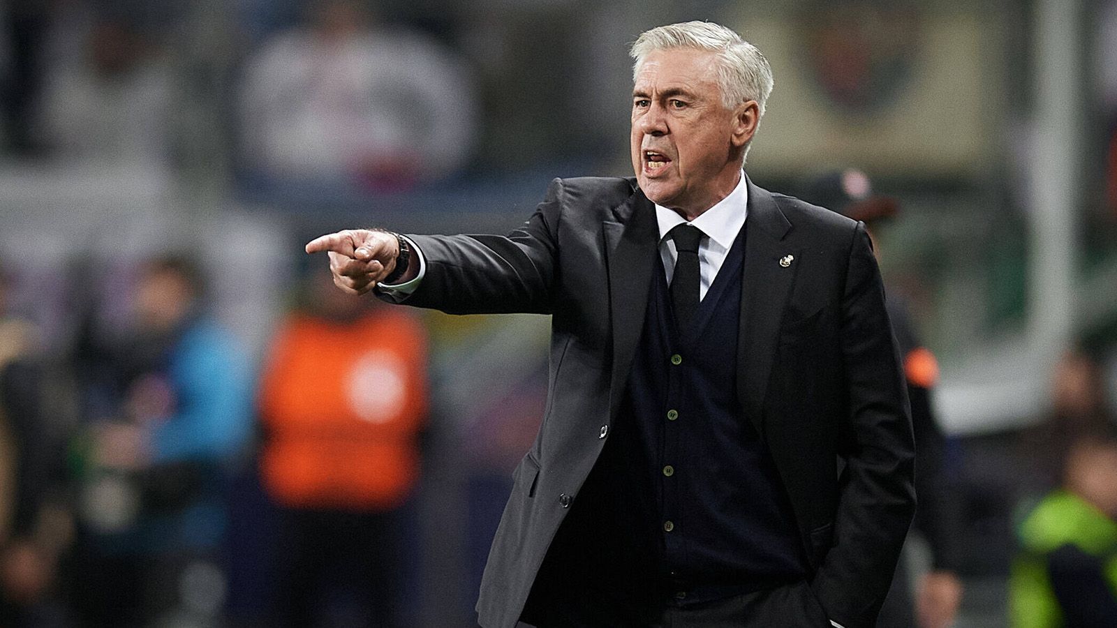 
                <strong>Schlüsselduell: Die Trainer</strong><br>
                Nicht nur das Wortgefecht entscheidet der Italiener für sich. Auch wenn Xavi Barca wieder zum Leben erweckt hat, der alte Trainer-Guru Ancelotti ist mit allen Wassern gewaschen und dürfte auch in Sachen Taktik die Nase noch etwas vorne haben. Das Trainer-Duell gewinnt Signore Ancelotti.
              