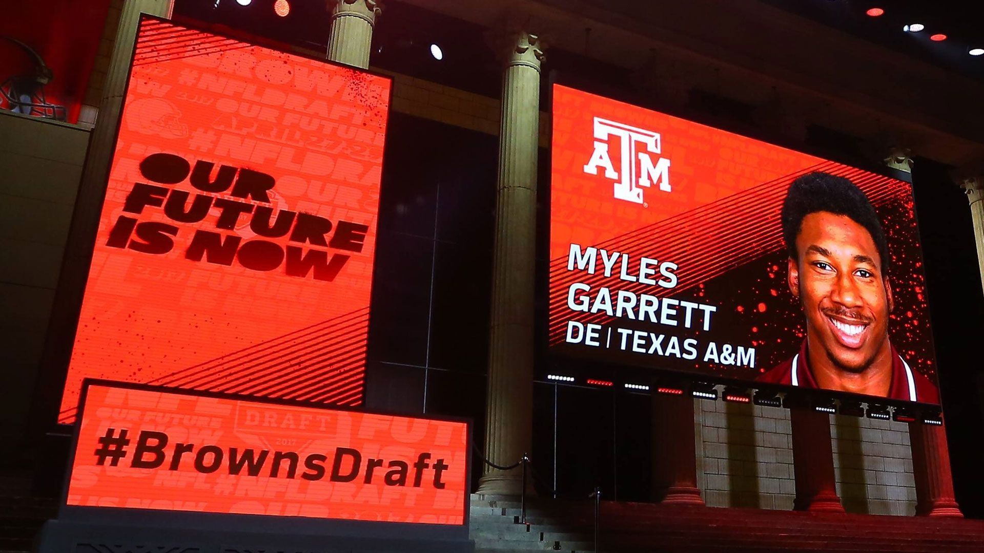 
                <strong>So (falsch) wählten die Browns im Draft 2017</strong><br>
                Nach dem NFL-Draft von 2017 hätte sich für die Cleveland Browns einiges zum Positiven wenden können. Mit dem Wissen von heute kann man durchaus feststellen, dass die Franchise an der ein oder anderen Stelle hätte besser entscheiden können. ran zeigt, welche Spieler Cleveland 2017 wählte und welchen heutigen NFL-Star die Browns stattdessen hätten bekommen können.
              